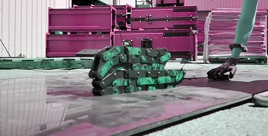 81X Chain gets dragged over a sheet of UHMW.