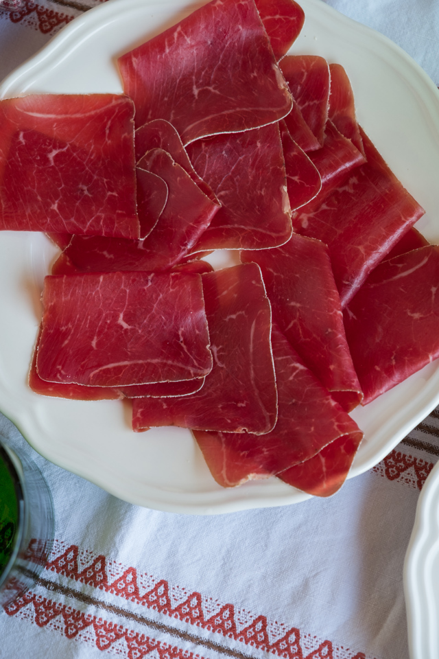 I know how to say the word for this dried meat, but I don't know how to spell it. Phonetically, it's "boot-ne-flysh"