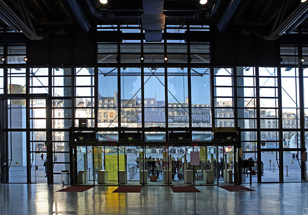 Vue de l'entrée du Centre Pompidou et de la piazza en arrière-plan Depuis le forum. © Photo Georges Meguerditchian.
