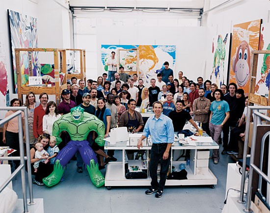 Jeff Koons dans son atelier entouré de ses assistants.