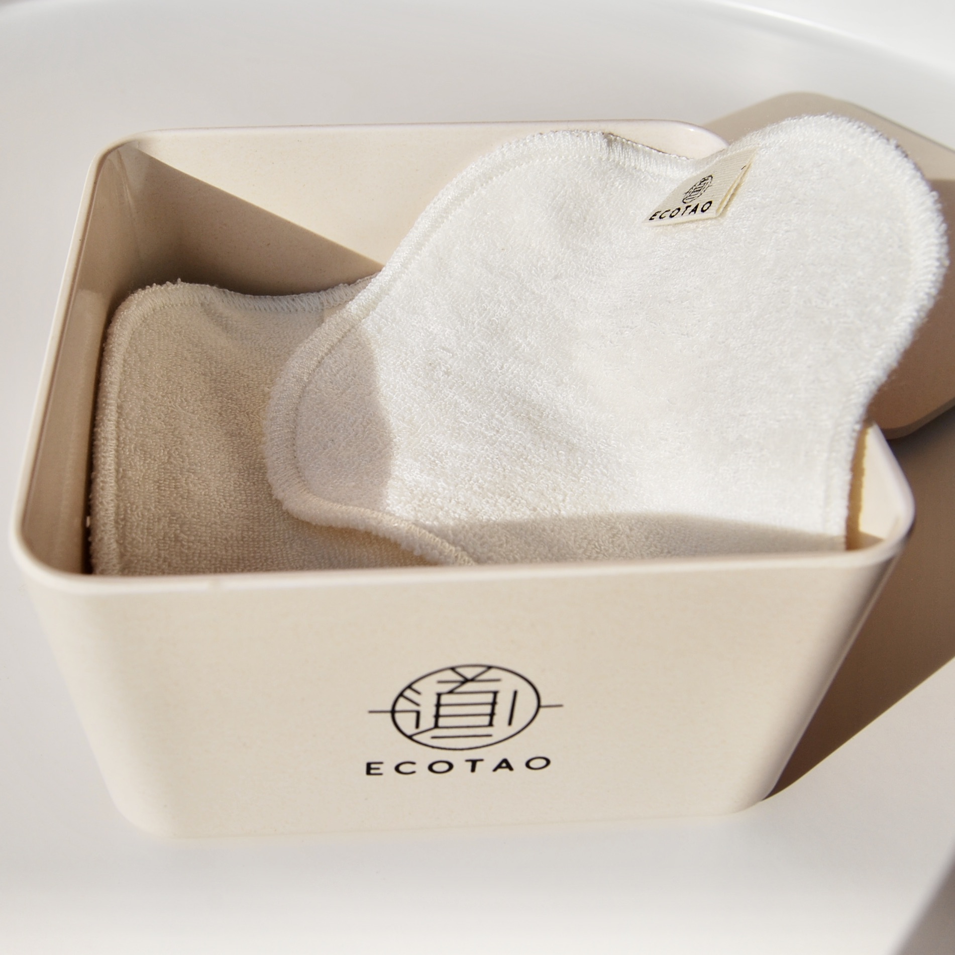 ECOTAO 7 Facial Wipes in Bamboo Box - natural
