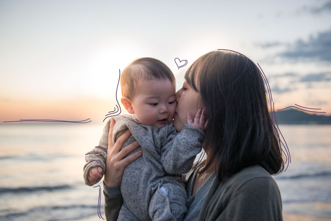 Mãe dando beijo na bochecha do filho