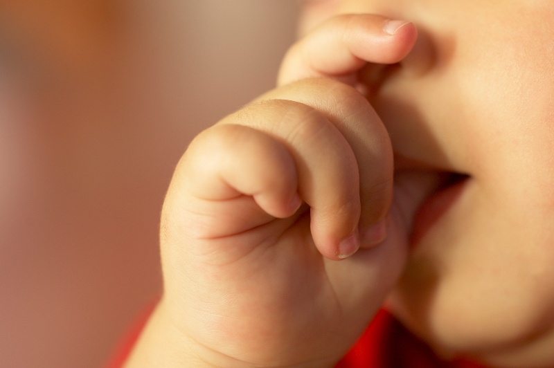 Chupar o dedo: como se livrar dessa mania? | Bebe.com.br