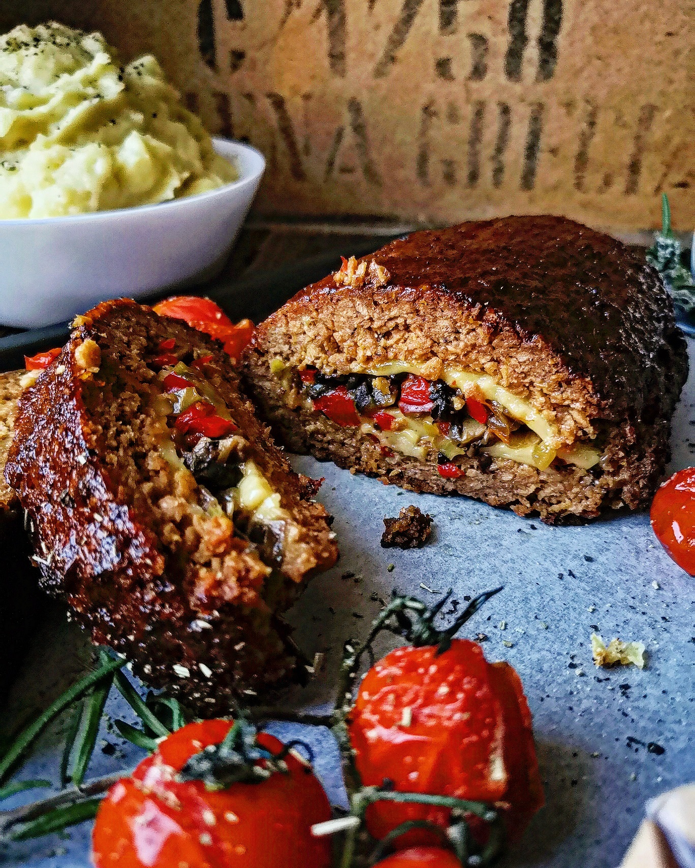 Εορταστικό ρολό γεμιστό με μανιτάρια, πιπεριές και καπνιστό βίγκαν τυρί