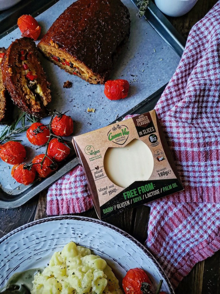 eortastiko-rolo-gemisto-me-manitaria-piperies-kai-kapnisto-vegan-tyri