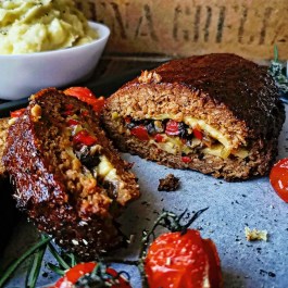 eortastiko-rolo-gemisto-me-manitaria-piperies-kai-kapnisto-vegan-tyri