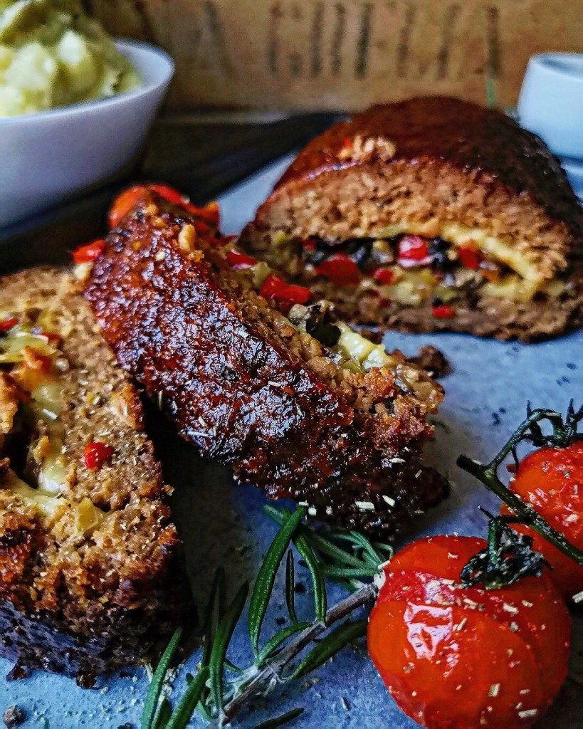eortastiko-rolo-gemisto-me-manitaria-piperies-kai-kapnisto-vegan-tyri