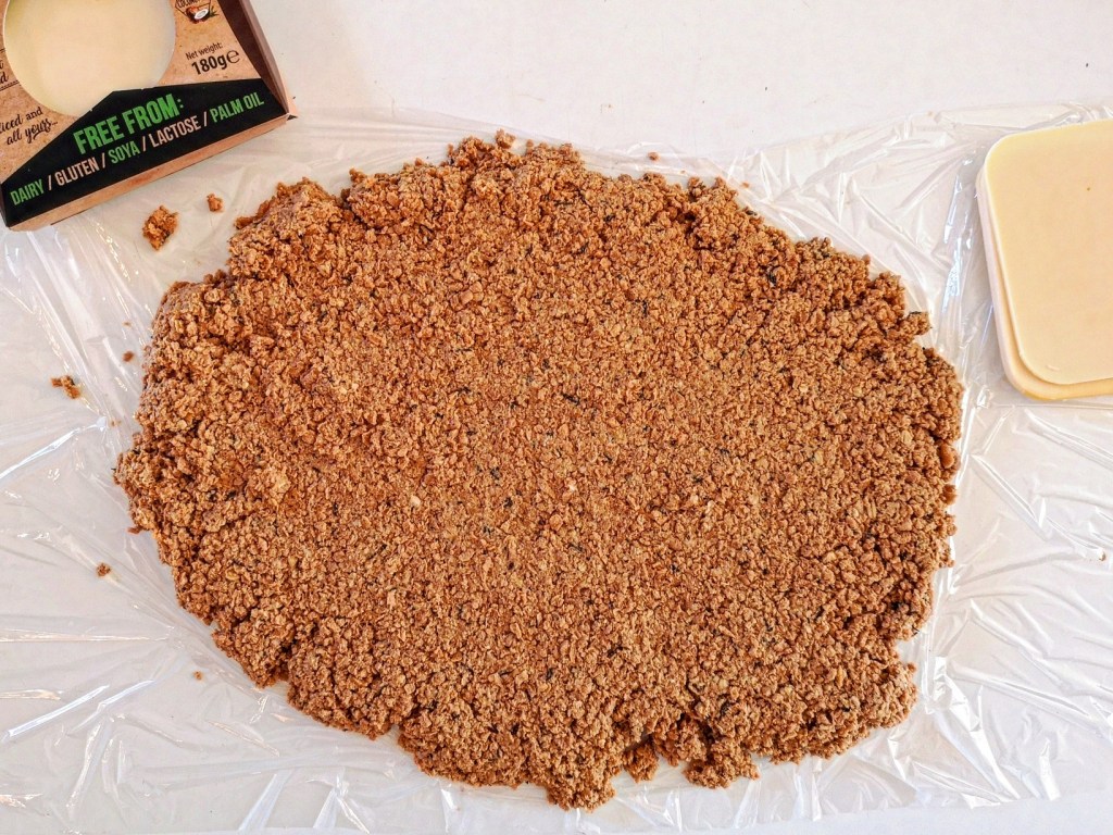 eortastiko-rolo-gemisto-me-manitaria-piperies-kai-kapnisto-vegan-tyri