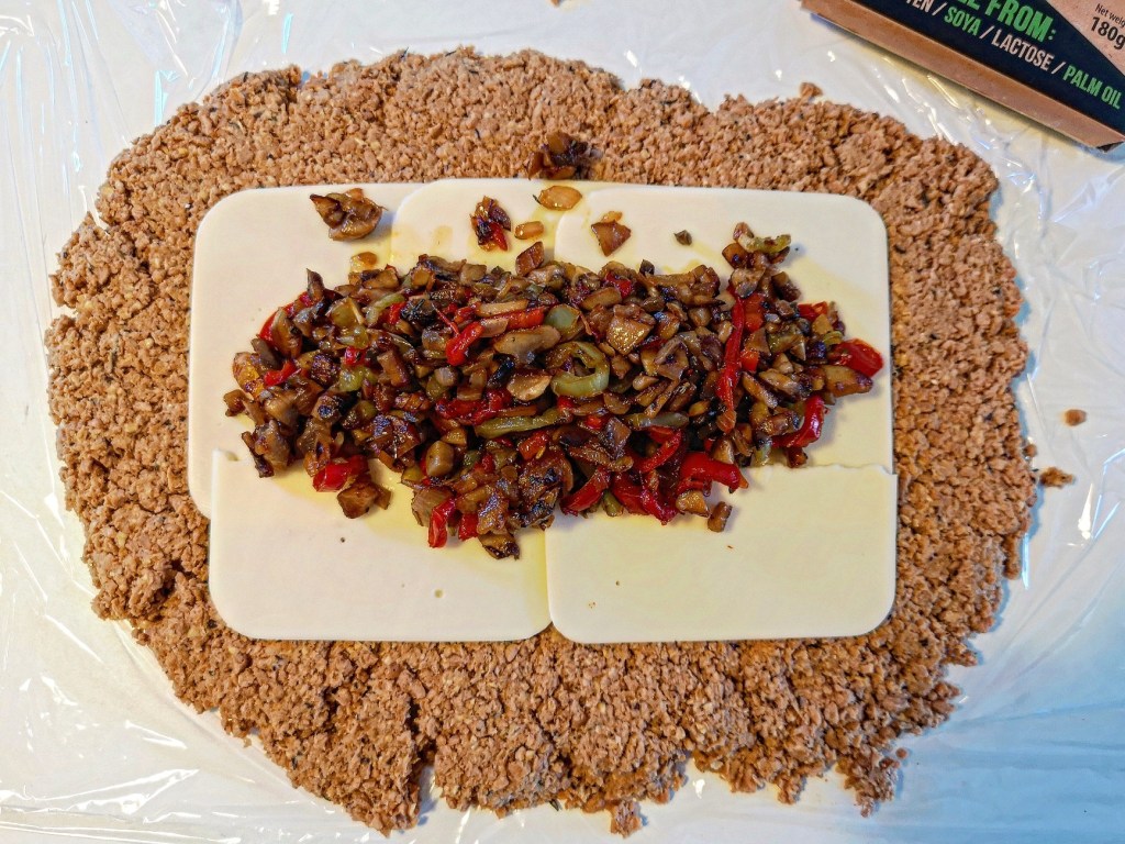 eortastiko-rolo-gemisto-me-manitaria-piperies-kai-kapnisto-vegan-tyri