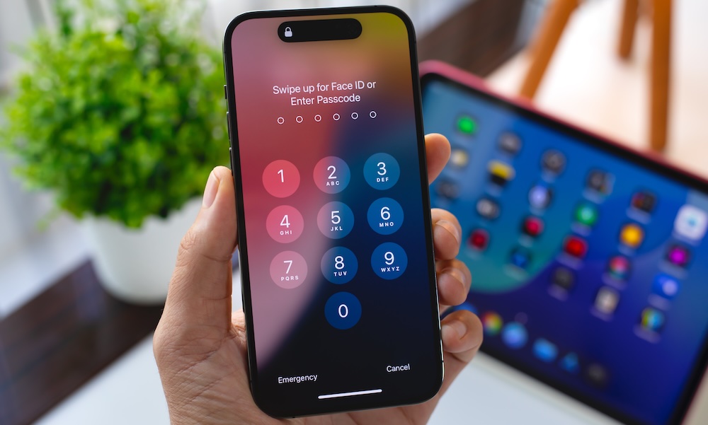 Are You Still Using One of These Passcodes? Apple iPhone 15 with scanning Face ID IOS 18 iPad