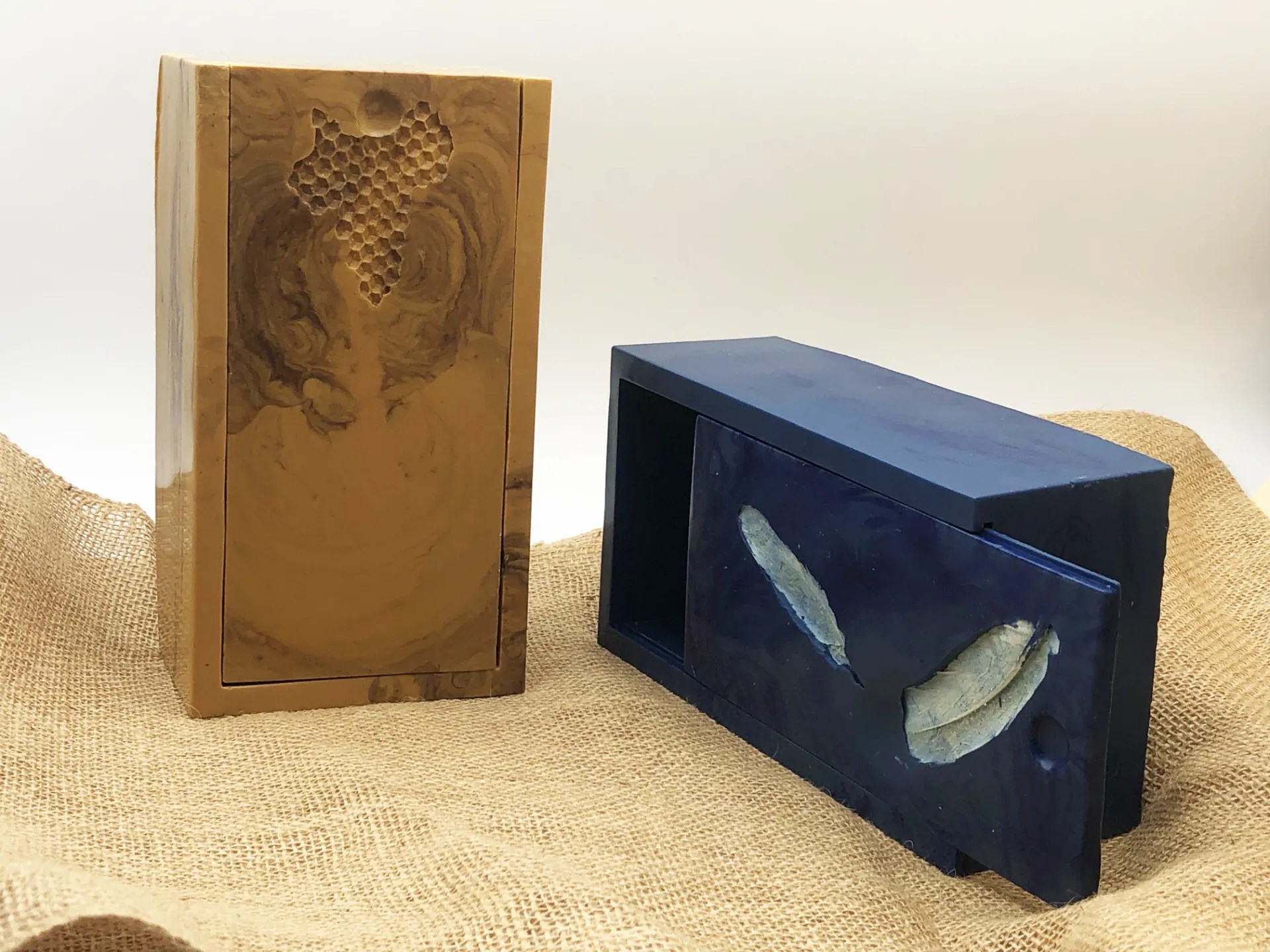 Boite rectangle en cire d'abeille naturel et pigment marron et bleu avec plumes