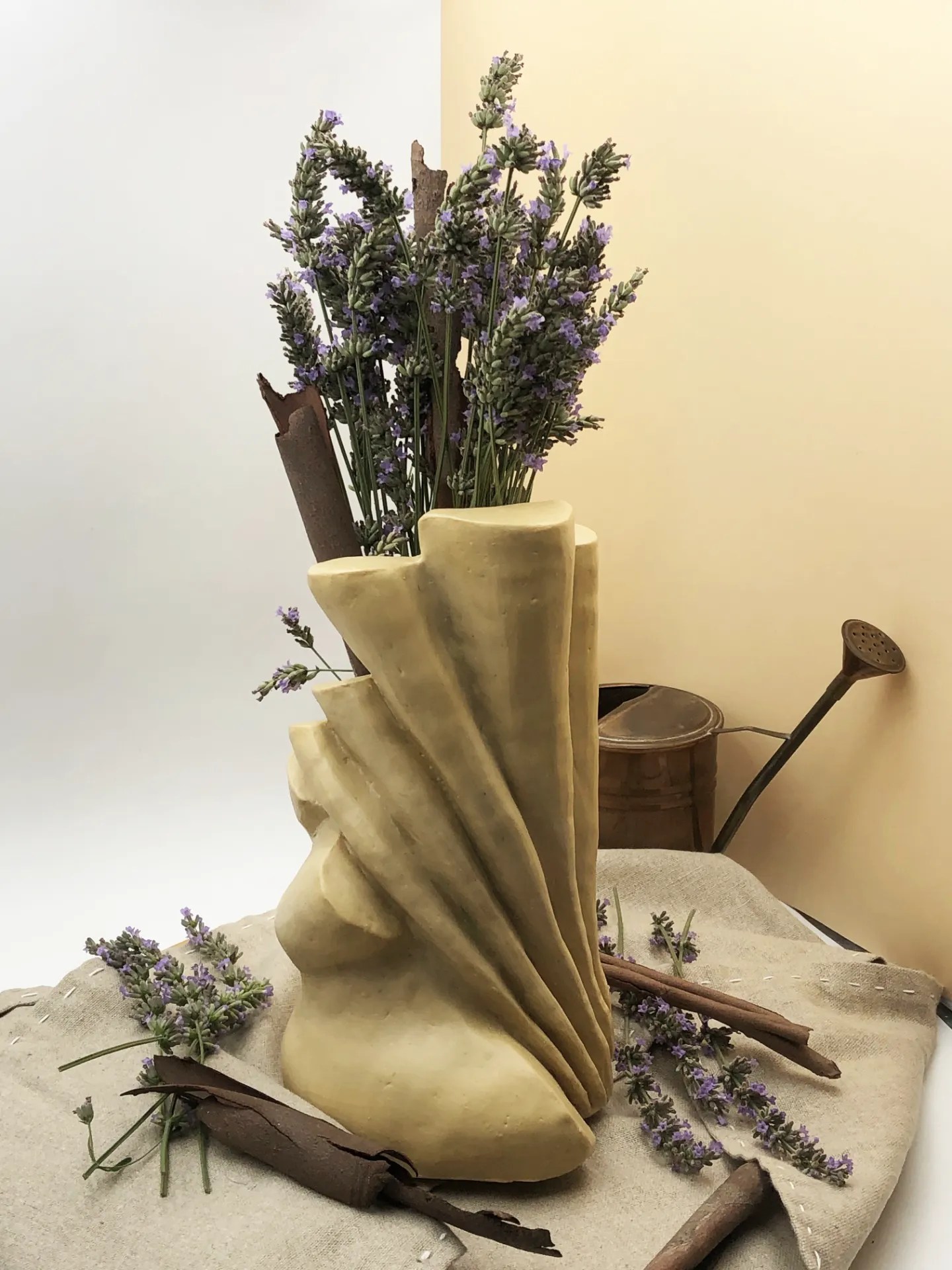 Vase drapé en cire d'abeille BEILSENS sculpture avec lavande et arrosoir en cuivre