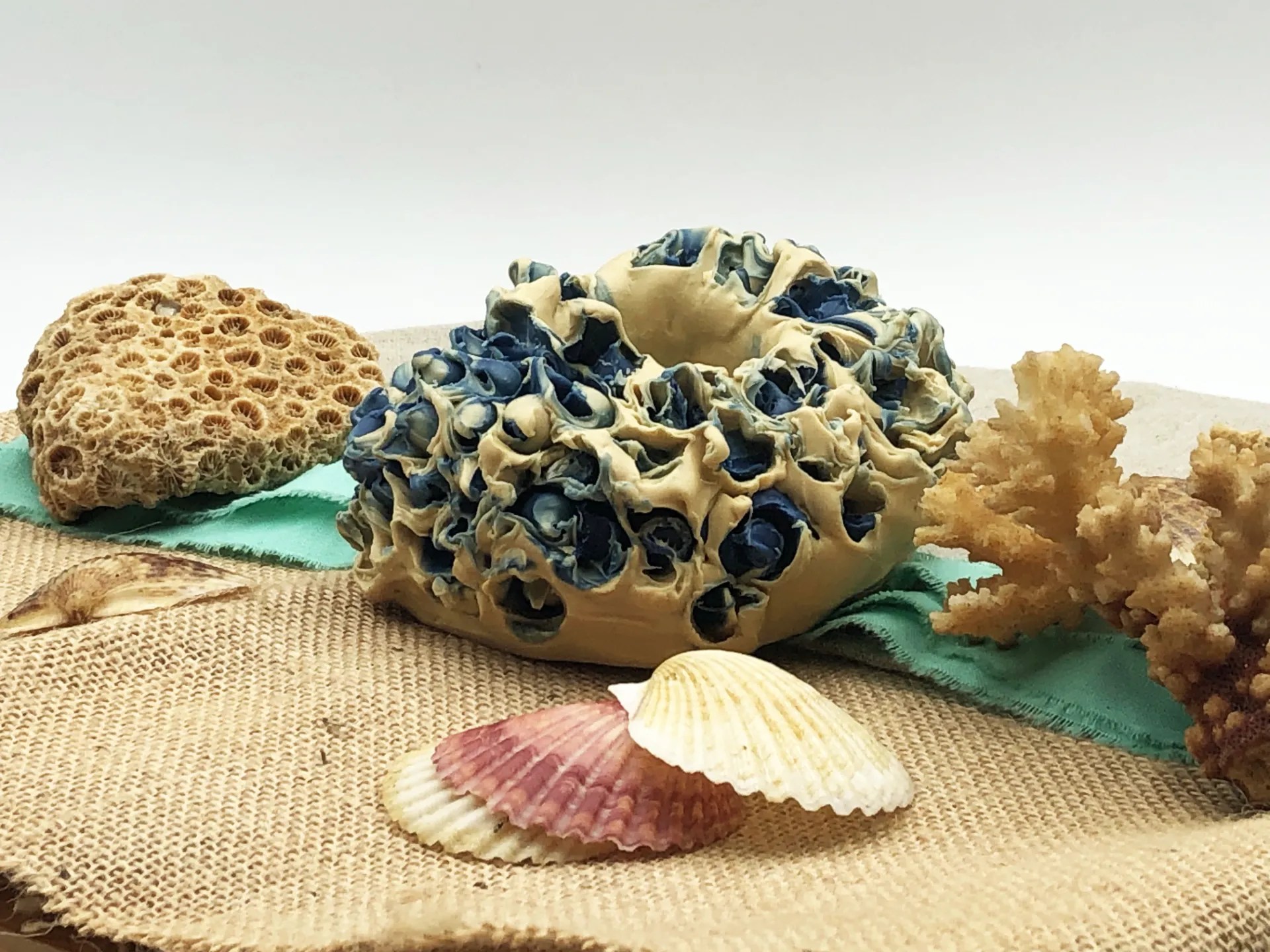 Corail bleu en cire d'abeille et naturel avec coquillages