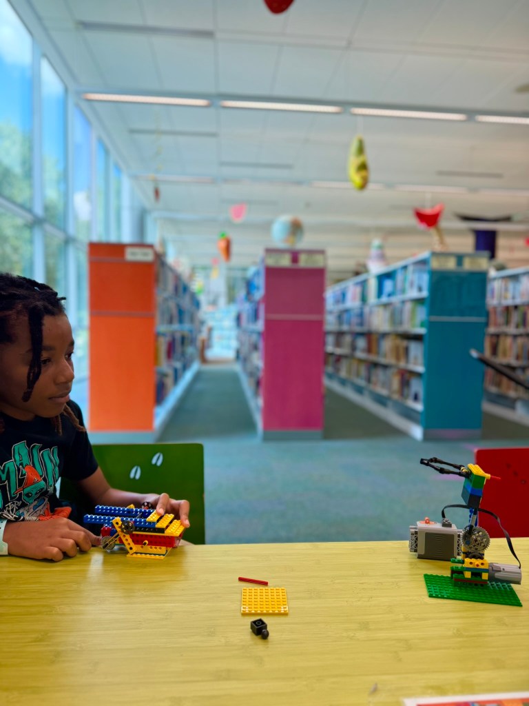 iBrick engineering model showing gears, motor, and vertical moving mechanism