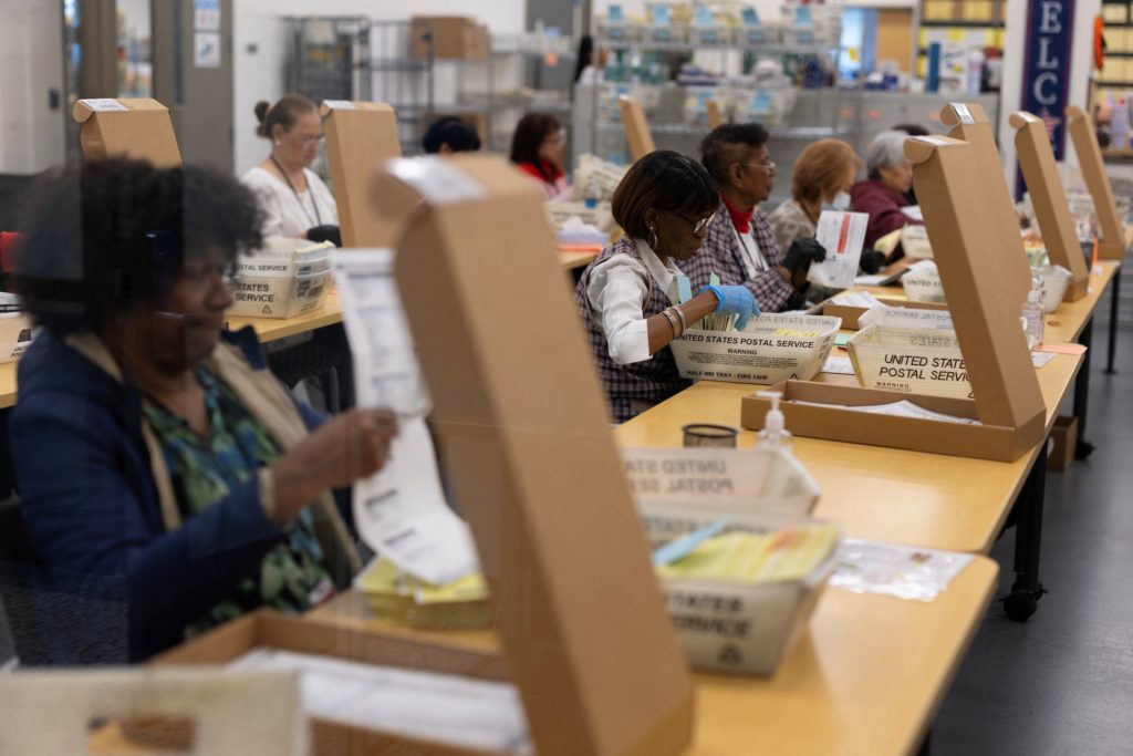 يحذر المبلغون عن المخالفات من أن USPS تستعجل النظام الجديد الذي قد يعرض بطاقات الاقتراع عبر البريد للخطر