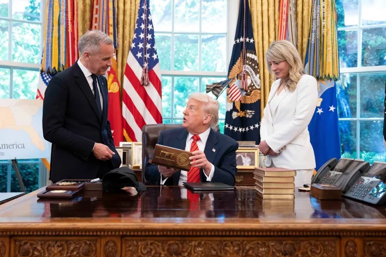رئيس الوزراء الكندي مارك كارني إلى جانب الرئيس الأمريكي دونالد ترامب خلال لقائهما في المكتب البيضاوي بالبيت الأبيض في واشنطن، بتاريخ 6 مايو 2025. (موقع الحكومة الكندية)