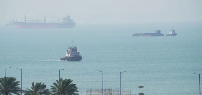 التصعيد يخفّض حركة الشحن في مضيق هرمز