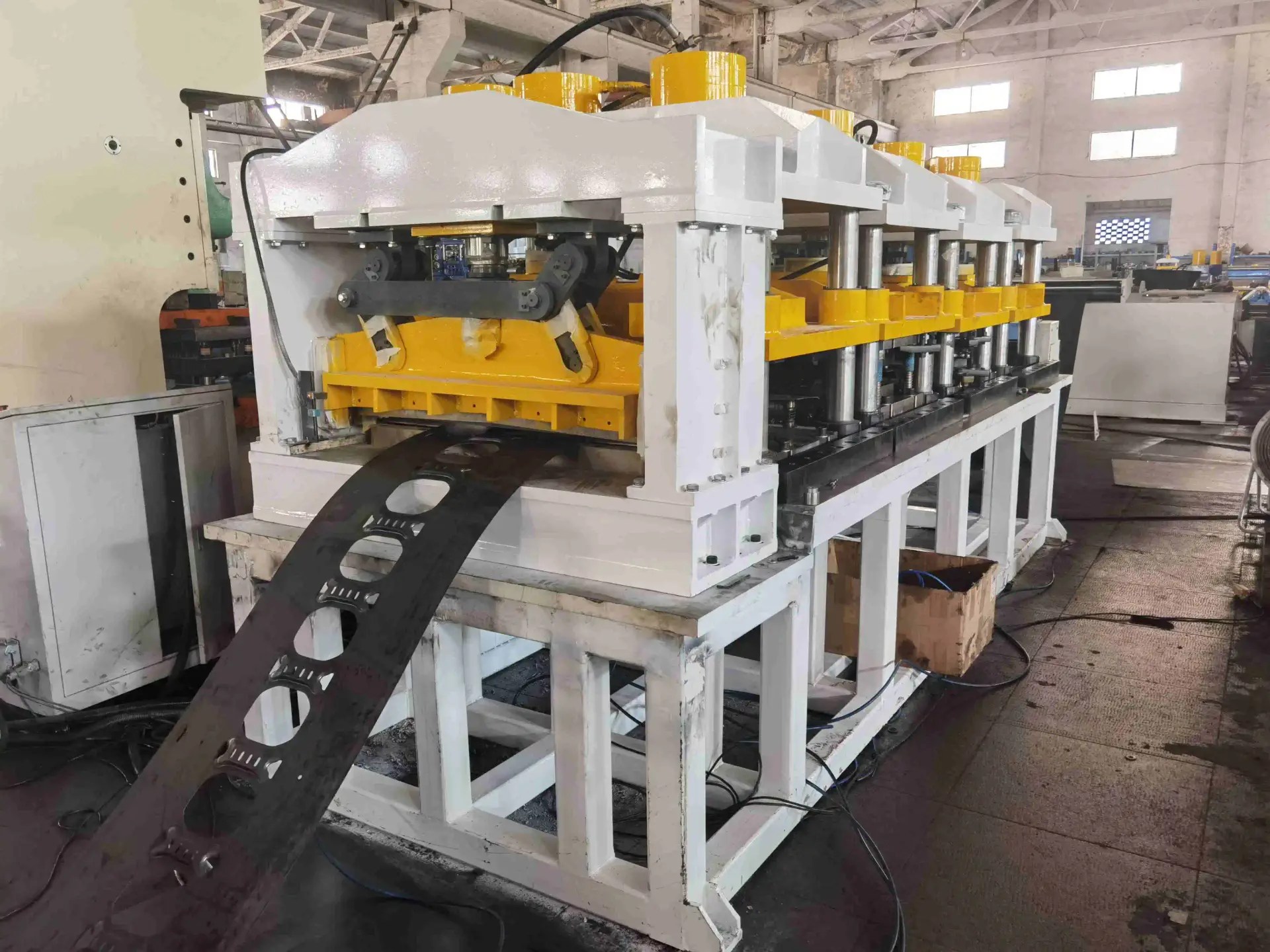 Merdiven Tepsi Rulo Şekillendirici Kesici