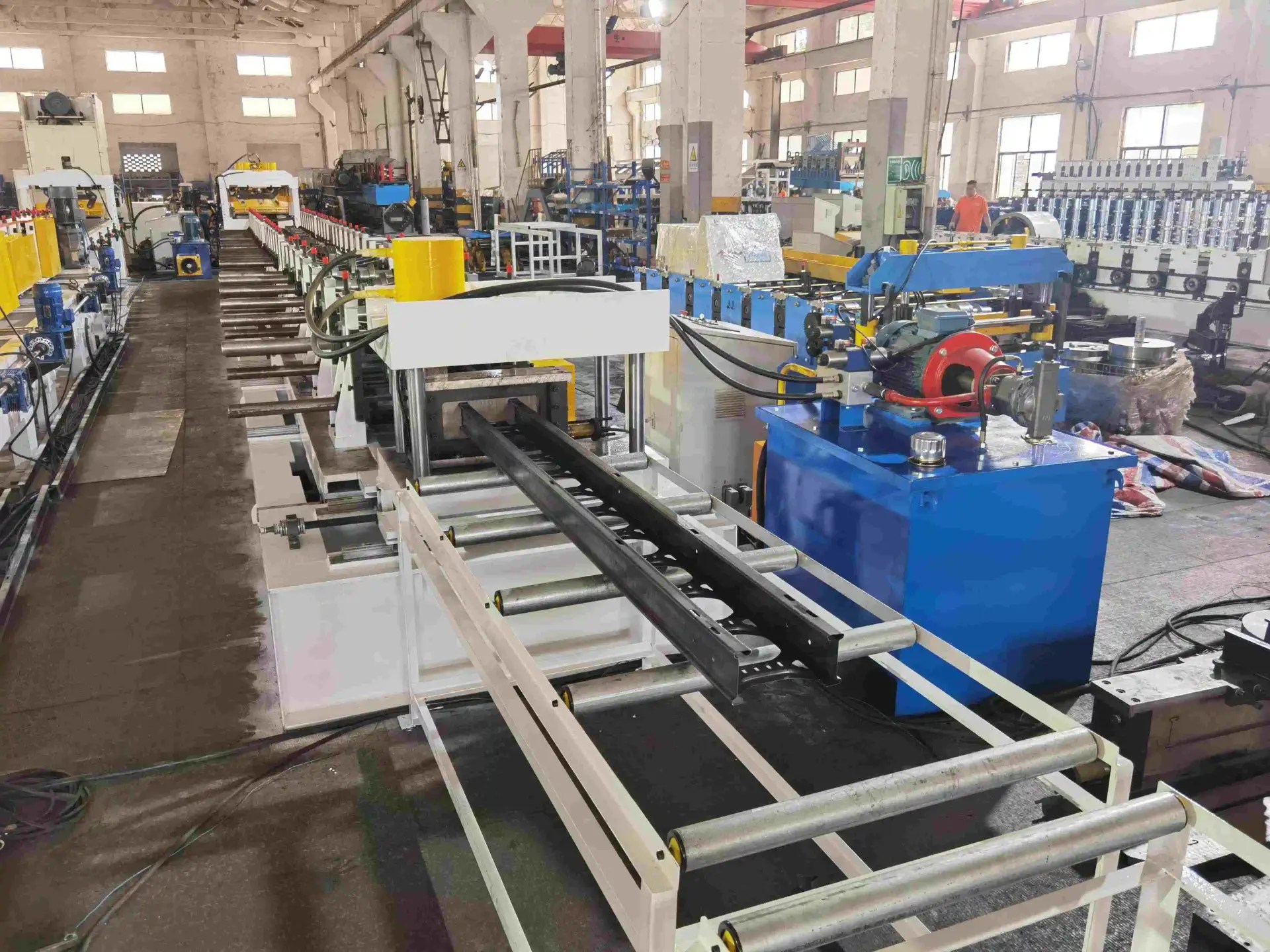 Máquina de perfilagem de bandejas para cabos