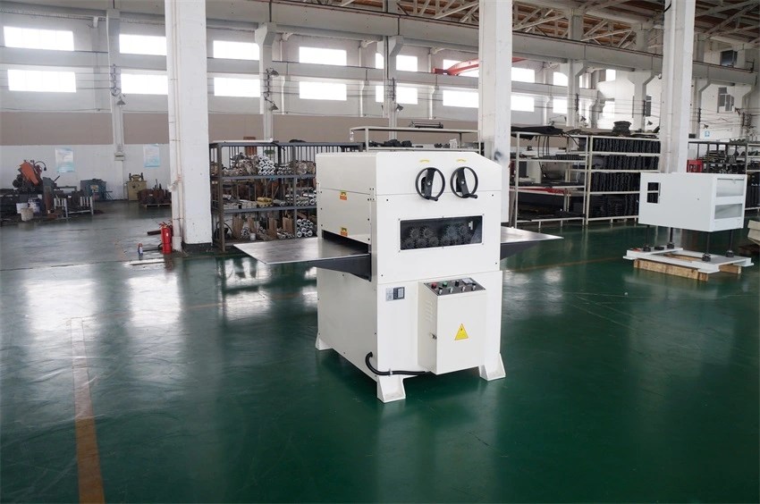 Máquina de nivelamento de alta velocidade utilizada em uma linha de perfilagem para garantir a planicidade do material.