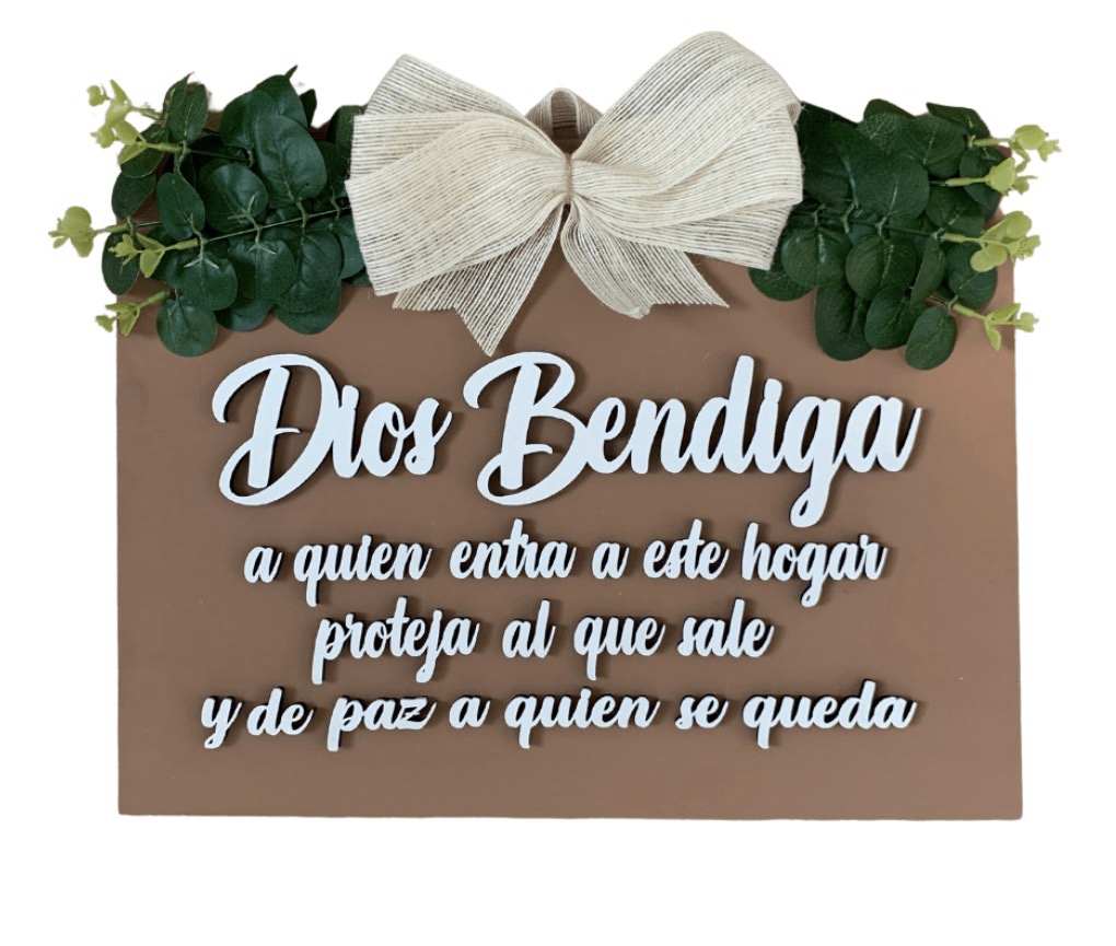 Dios bendiga a quien entra a este hogar