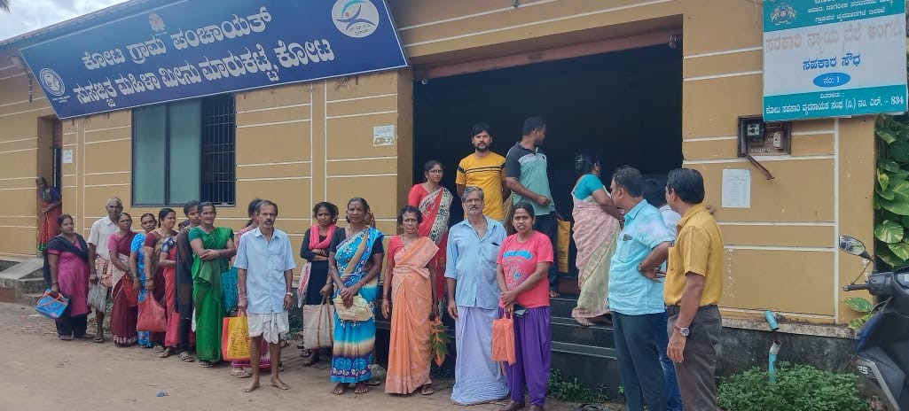 ಉಡುಪಿಯ ಕೋಟದಲ್ಲಿ ಸರ್ವರ್ ಸಮಸ್ಯೆಯಿಂದ ಸಾಲಿನಲ್ಲಿ ನಿಂತರೂ ಪಡಿತರ ಪಡೆಯಲು ಆಗದೆ ಅಸಹಾಯಕರಾಗಿ ನಿಂತ ಪಡಿತರ ಚೀಟಿದಾರರು