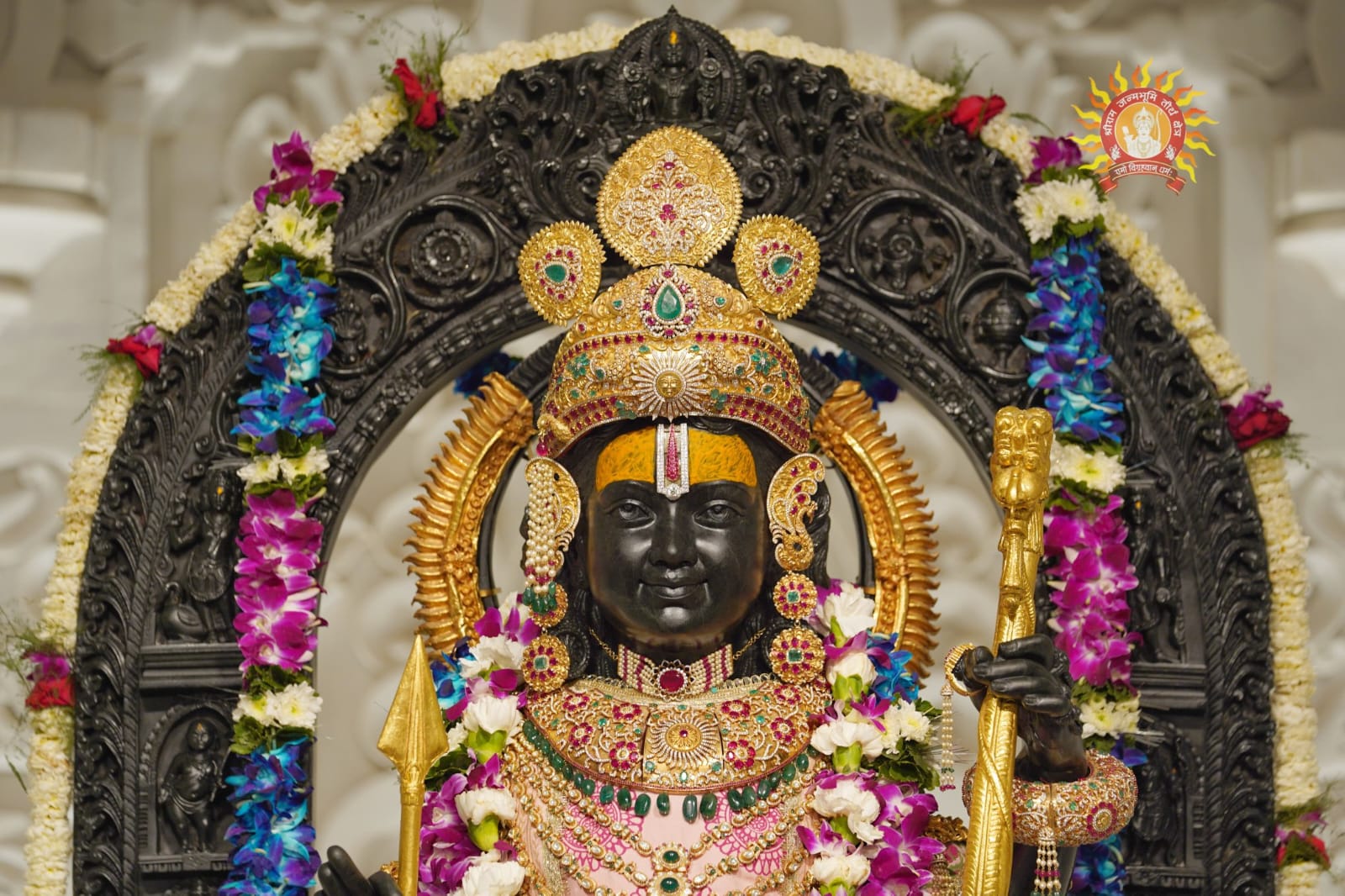 ಅಯೋಧ್ಯೆಯ ಶ್ರೀ ರಾಮ ಮಂದಿರದಲ್ಲಿ ಅಲಂಕಾರಭೂಷಿತನಾಗಿ ವಿರಾಜಮಾನನಾಗಿರುವ ಬಾಲರಾಮ. (ಚಿತ್ರ ಕೃಪೆ : ಶ್ರೀ ರಾಮಜನ್ಮಭೂಮಿ ತೀರ್ಥ ಕ್ಷೇತ್ರ ಟ್ರಸ್ಟ್.)