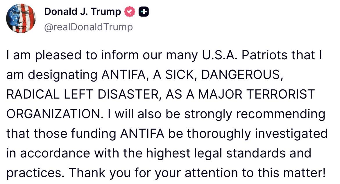 Uma captura de tela do tuíte de Donald Trump chamando a ANTIFA de uma grande organização terrorista, destacando seu perigo.
