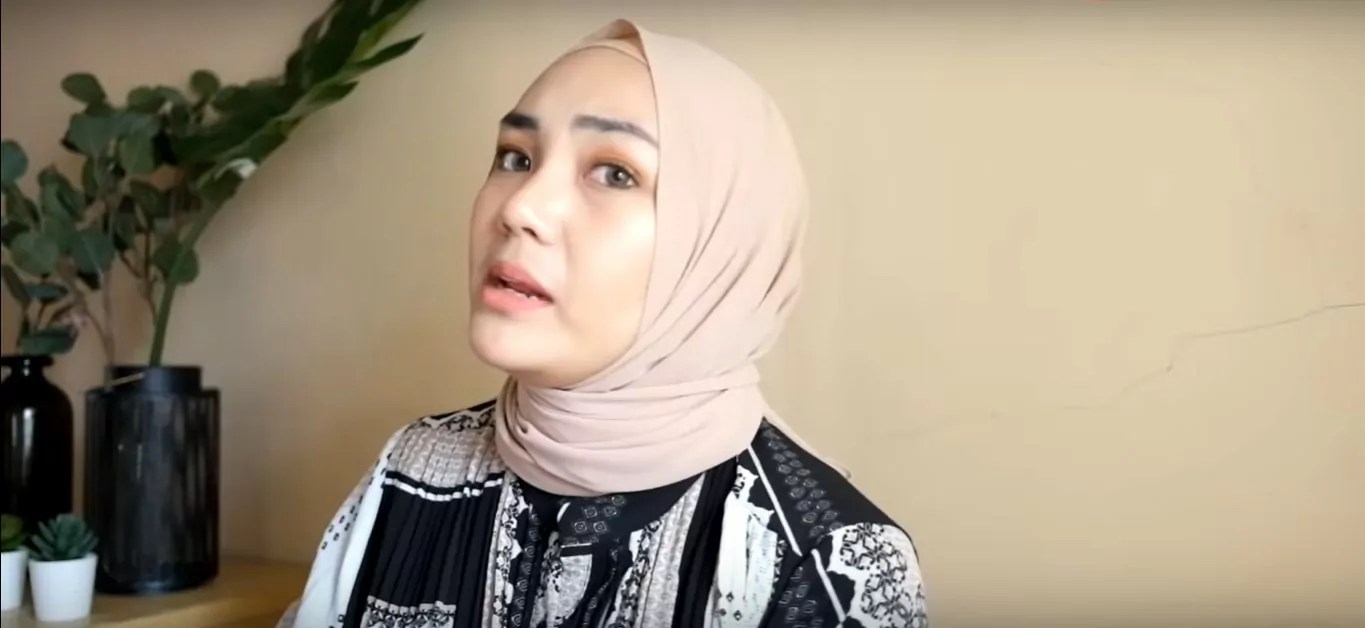 Cara memakai jilbab segi empat dengan headband ala zaskia adya mecca. 10 Tutorial Hijab Pashmina Yang Simple Nggak Bikin Ribet