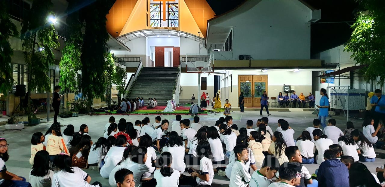 Murid Muslim Berwudlu, Murid Kristen Bantu Pegang Slang Air |  beritajatim.com