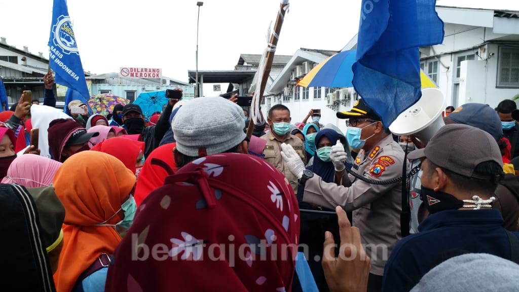 Di Tengah Pandemi Covid-19, Peserta Demo Buruh HSI Diarahkan Pulang |  beritajatim.com