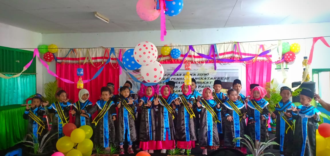 Kumpulan ucapan graduation angkatan corona, ucapan selamat wisuda di masa. Wisuda Paud Dan Tk Negeri Pembina Dimeriakan Dengan Pentas Seni Beritalima Com