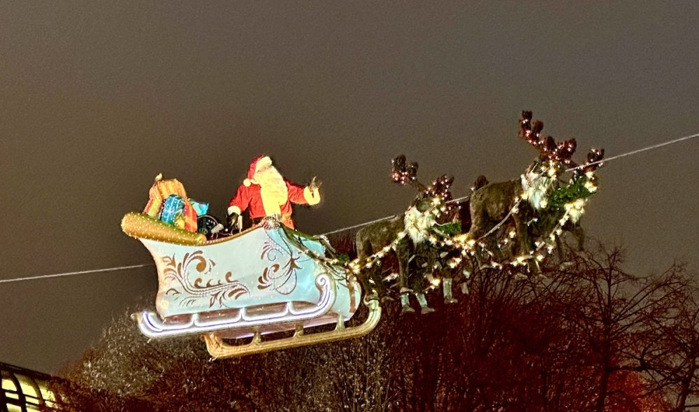 Flying Santa in Berlin