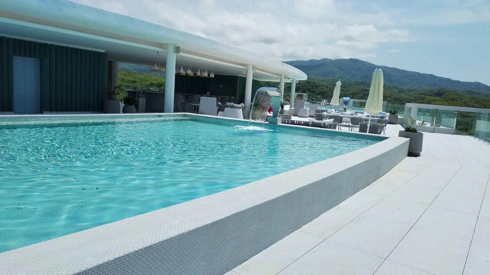 Blanco Eco Series in pool
