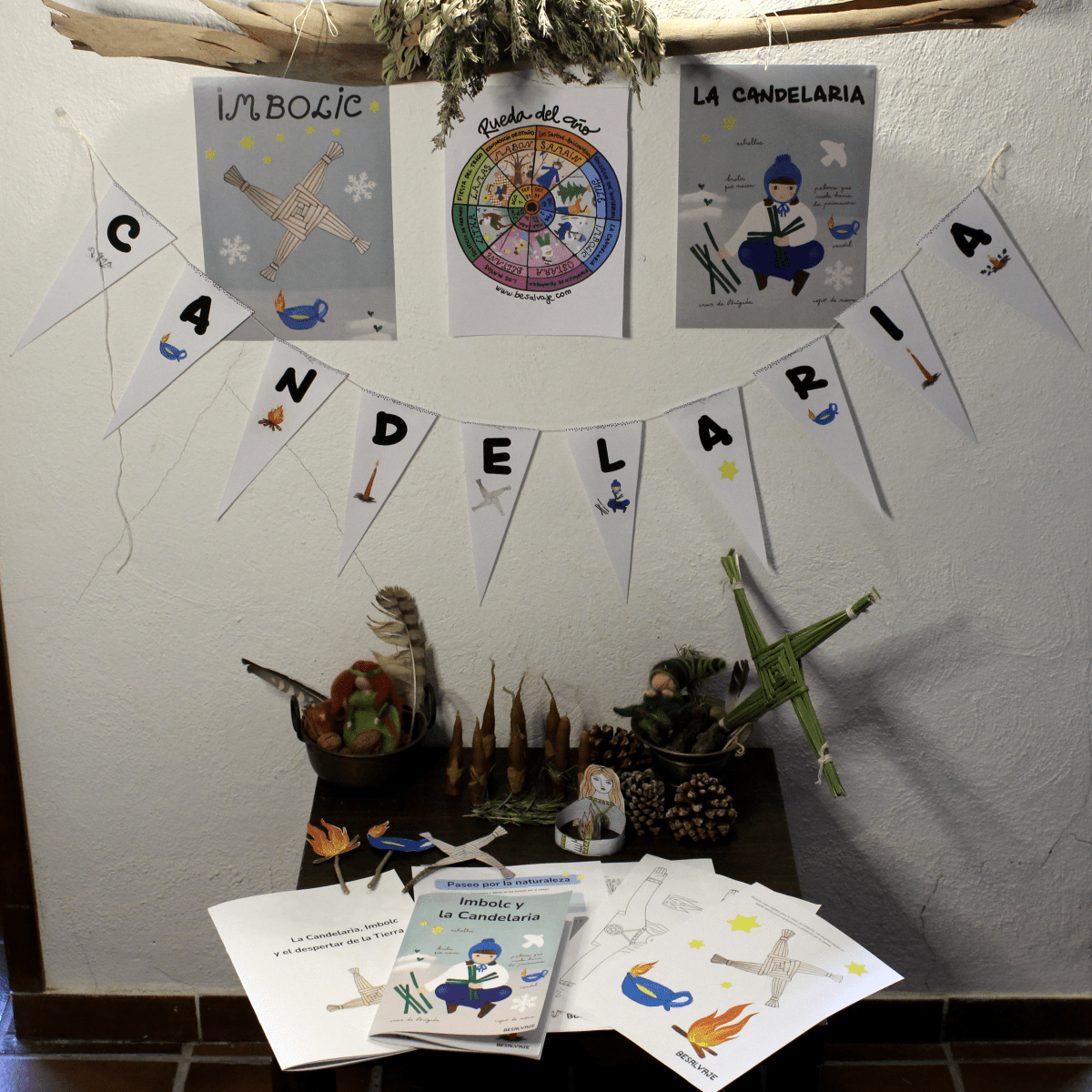 Mesa de celebración con los materiales del pack de libros