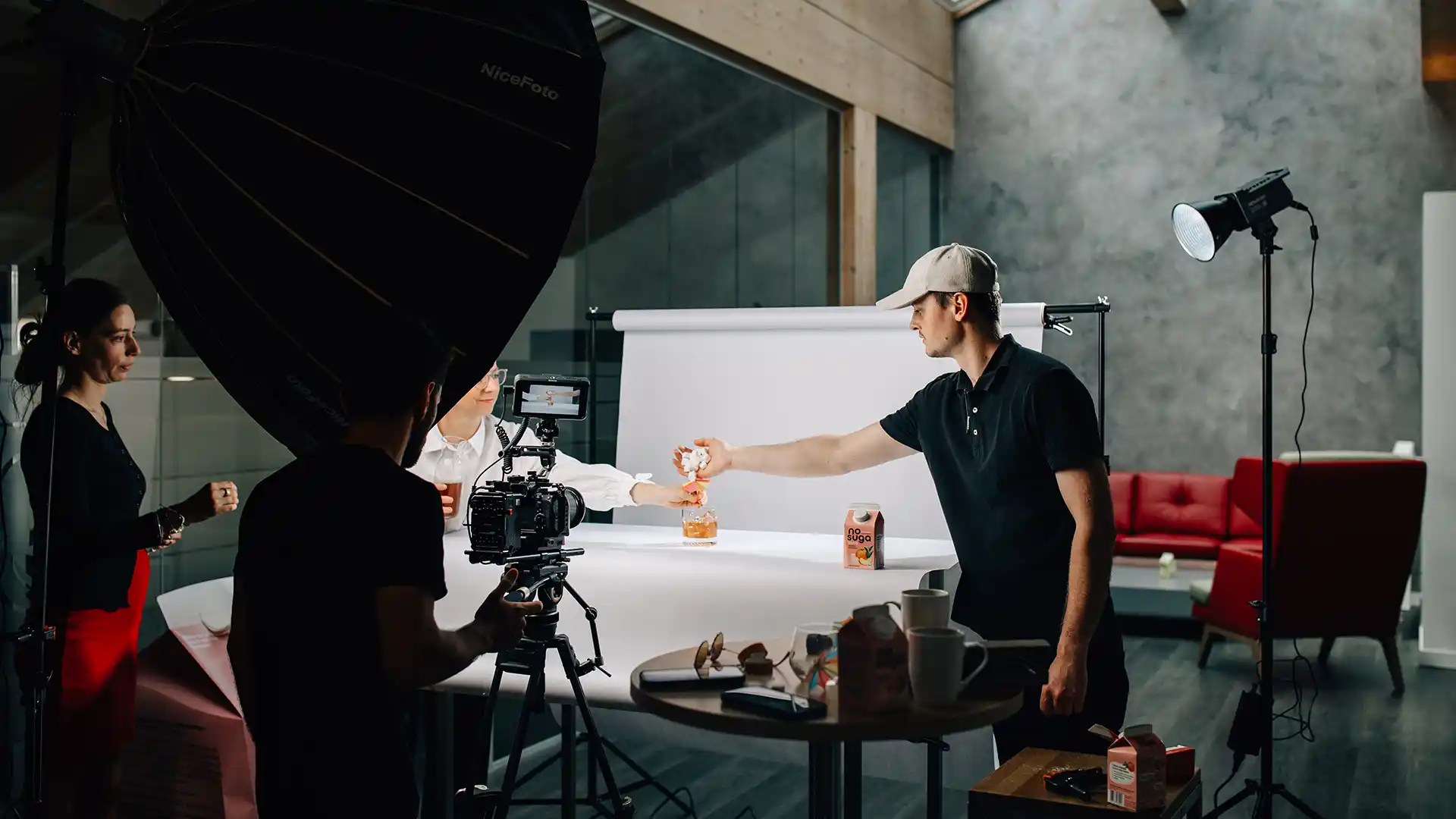 Eine Videocrew bei der Produktion eines Videos. Aufgebaut ist Videoequipment wie Kamera und Licht. Videoproduktion ist besserVideo aus München