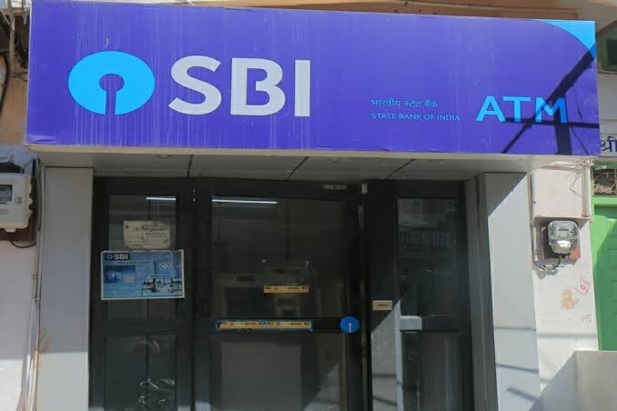Business Idea: SBI एटीम फ्रेंचाइजी के जरिये महीने में कमाए 60,000 रुपये महीना, जानिएं कहां करना होगा अप्लाई