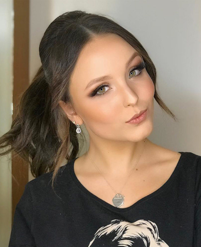 Larissa Manoela apostou em um esfumadinho com tons neutros, seguindo a mesma linha no batom.