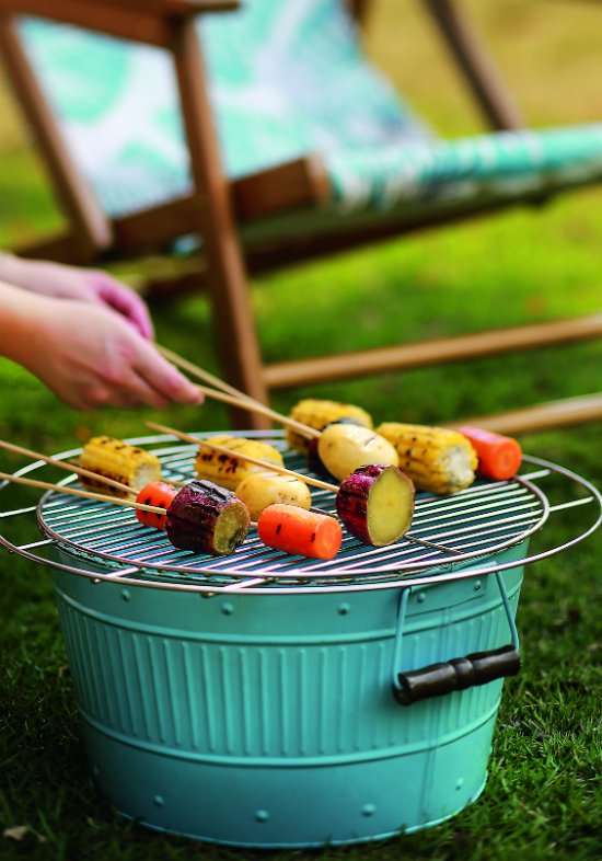 Coloque um pouco de carv&atilde;o em um recipiente de metal e encaixe um grelha por cima, assim seus espetinhos ficaram sempre quentes!