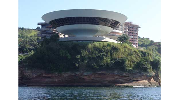 Em Niter&oacute;i, o Museu de Arte Contempor&acirc;nea complementa a bela paisagem natural<br>