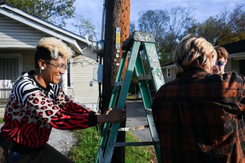 Innovation in Honors-24- Students in Chandra Ward’s Innovation in Honors class work Monday, Nov. 18, 2024 to put up tactical urbanism traffic calming installations in the Oak Grove neighborhood.