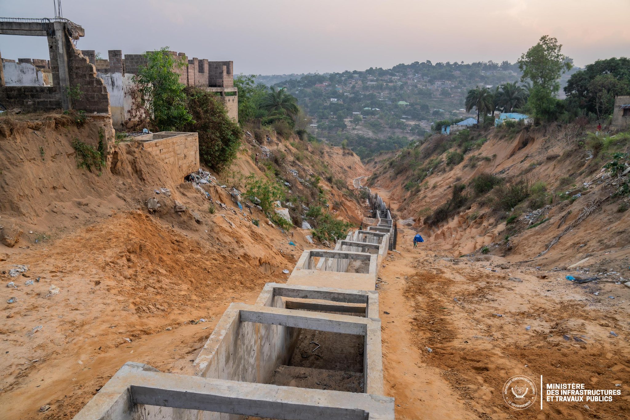 Kinshasa : à Mont-Ngafula, les travaux antiérosifs du site Tchad exécutés à 32 %