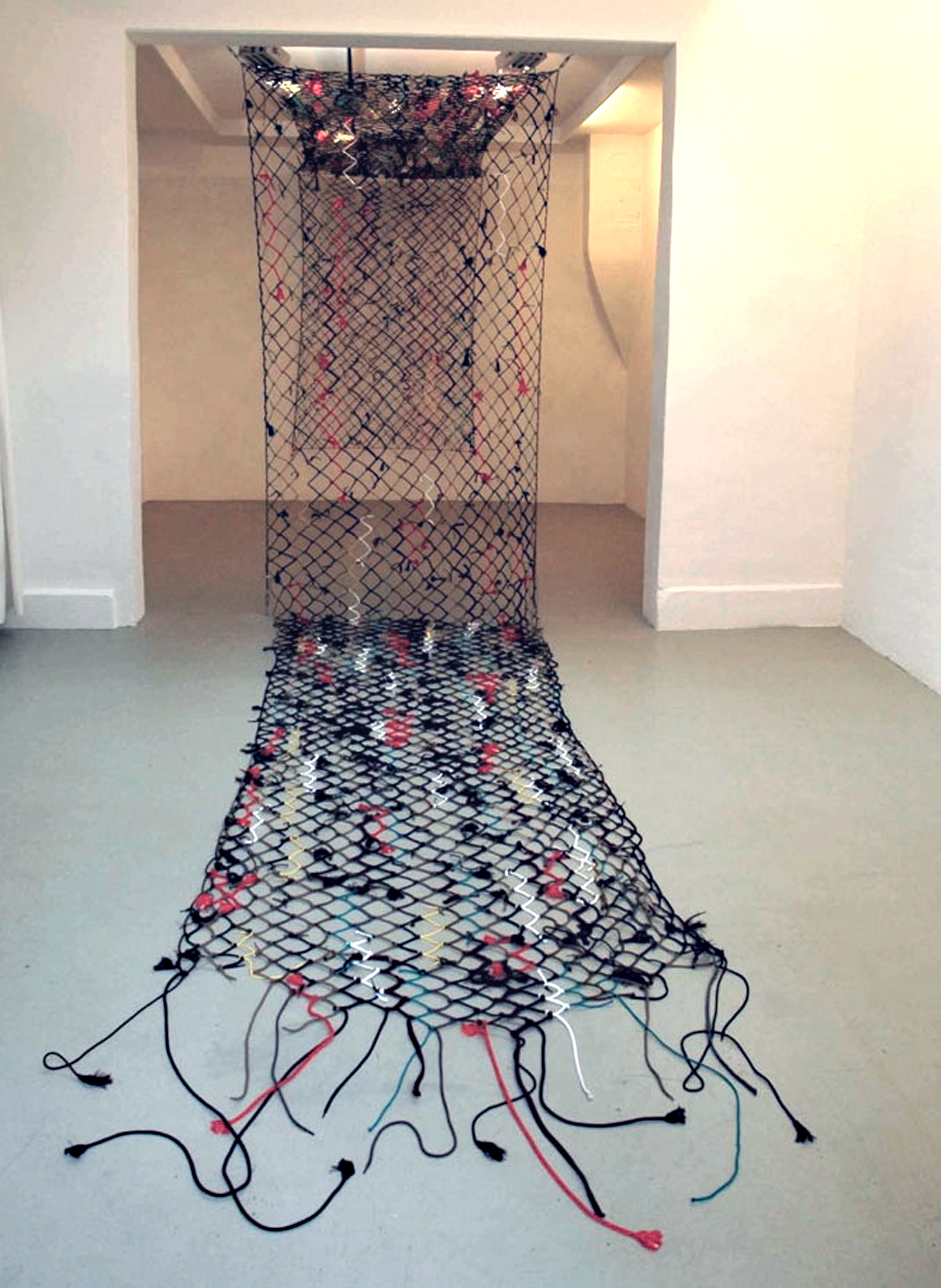 Menko 2012, Installation aus Polyamidschnüren, Maße 1,45 x 9,00m