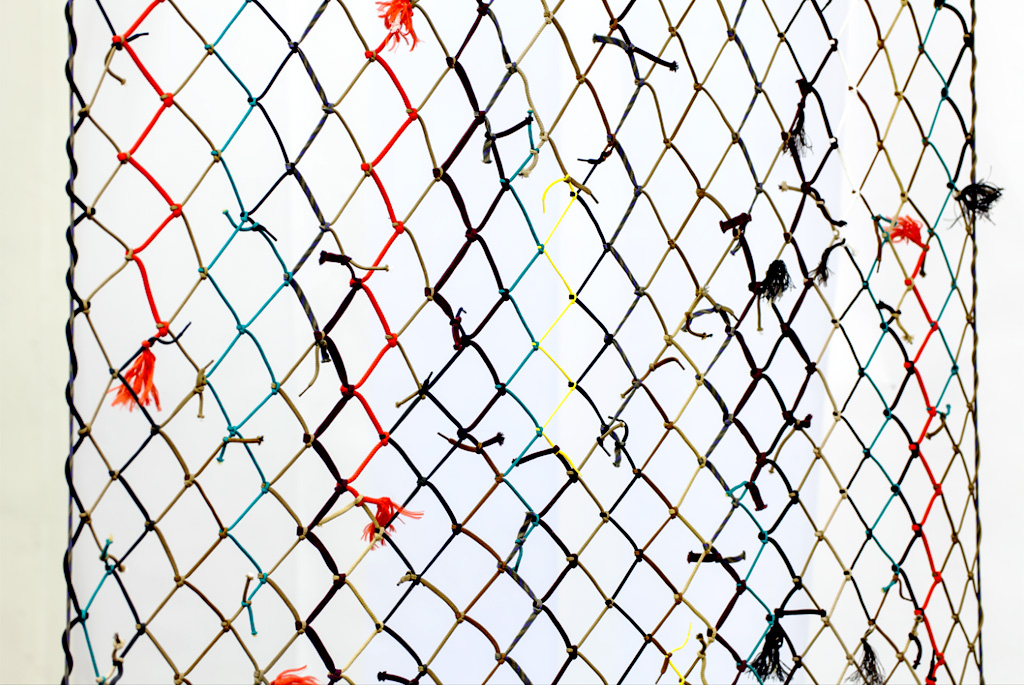 Menko 2012, Installation aus Polyamidschnüren, Maße 1,45 x 9,00m