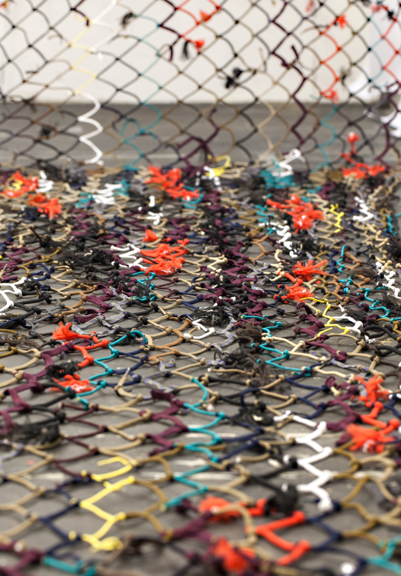 Menko 2012, Installation aus Polyamidschnüren, Maße 1,45 x 9,00m