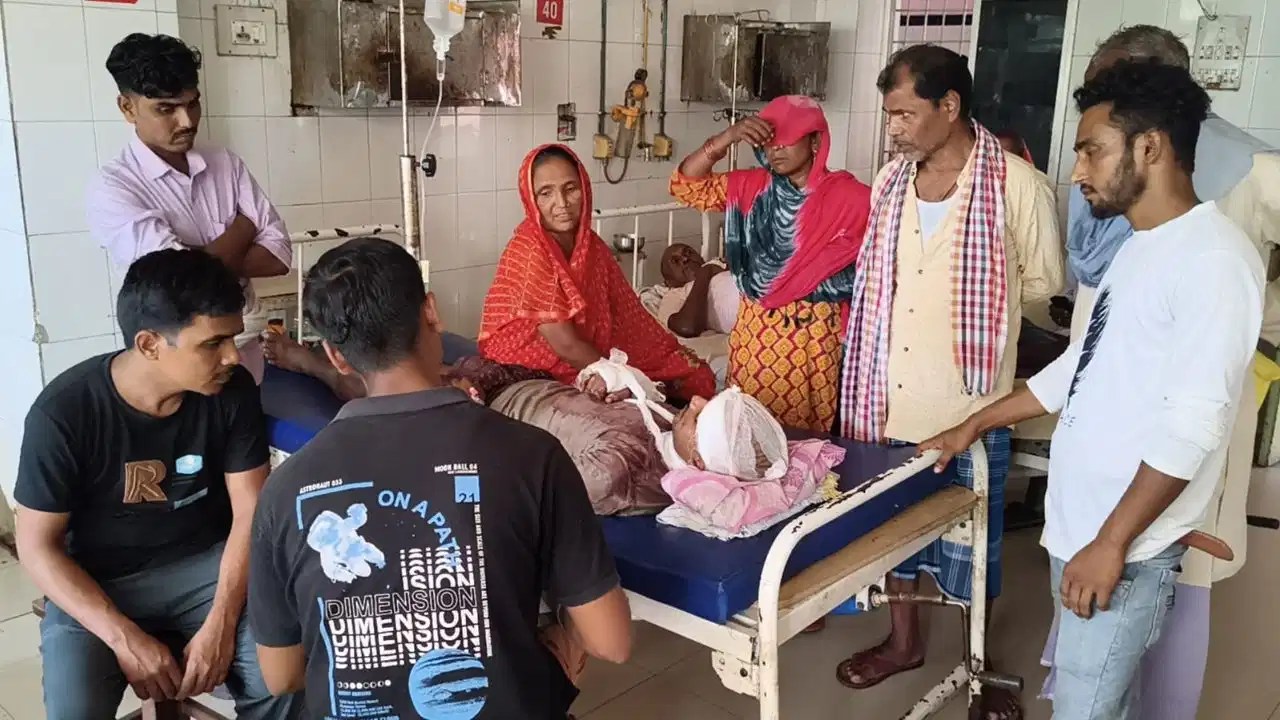 भागलपुर में हैवानियत की हद, युवक पर तलवारों से हमला कर कान काटा..