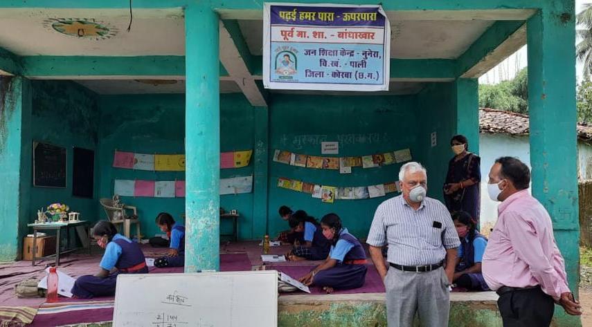 स्कूल शिक्षा विभाग के प्रमुख सचिव डॉ. आलोक शुक्ला ने इंग्लिश मीडियम स्कूल का किया निरीक्षण