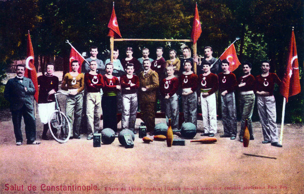 1880’lerde spor gösterileri yapan Ali Faik (Üstünidman) Bey’in öğrencileri. Suna ve İnan Kıraç Vakfı Fotoğraf Koleksiyonu.