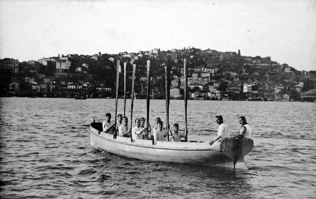 1914’ün şampiyon kürekçileri. İzzeddin Çalışlar Dijital Arşivi.