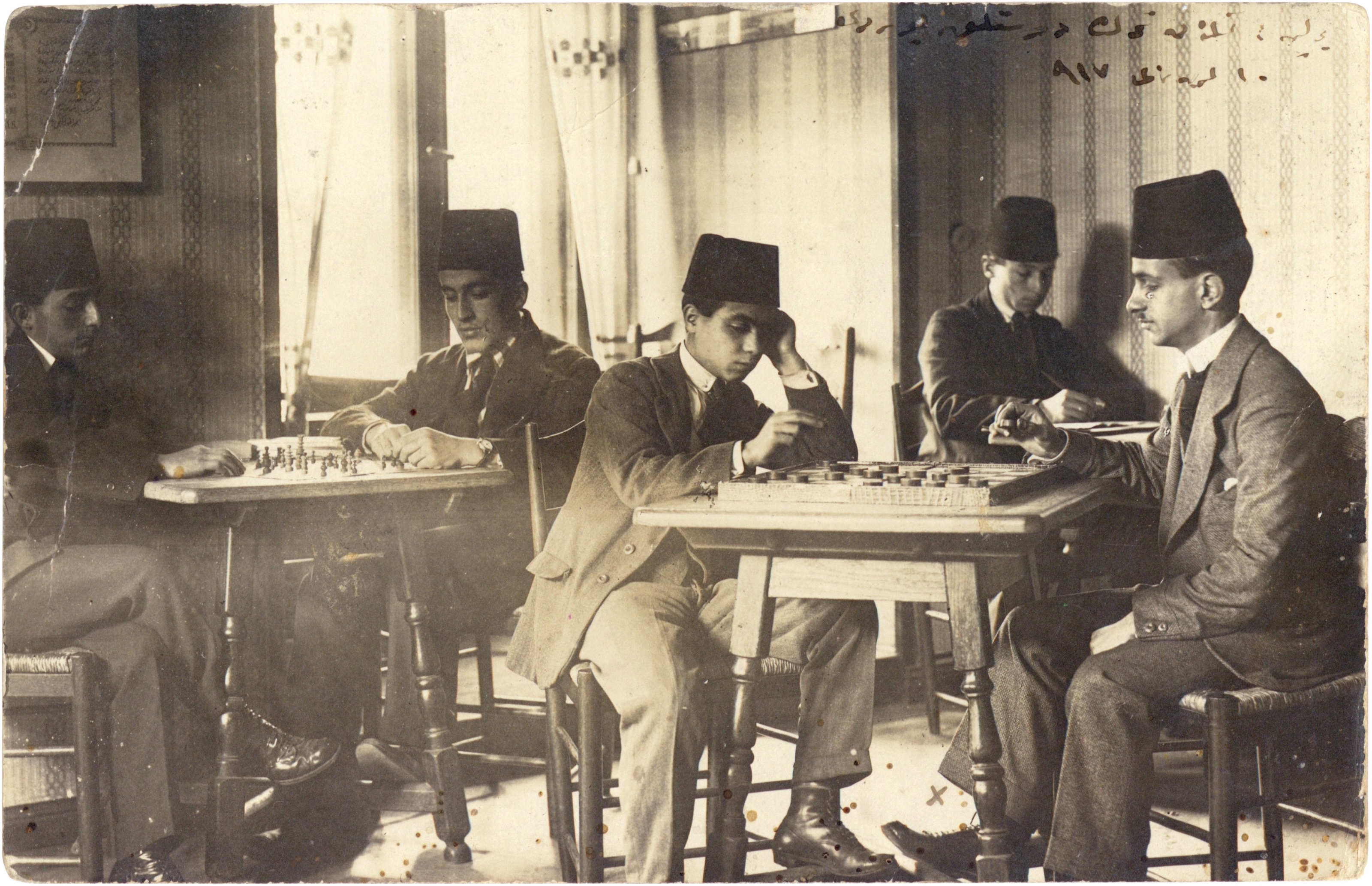 Alman Türk Dostluk Yurdu’nda satranç ve dama oynayan talebeler, Berlin, 1917 Salt Araştırma, Eğitim Arşivi